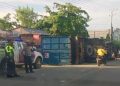 Truk Kontainer Terbalik, Diduga Sopir Mengantuk