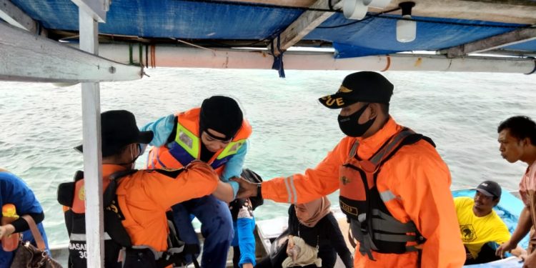 Ketgam: Tim KPP Kendari evakuasi kapal yang ditumpangi 24 tenaga medis di Perairan Pulau Saponda. Foto: KPP Kendari