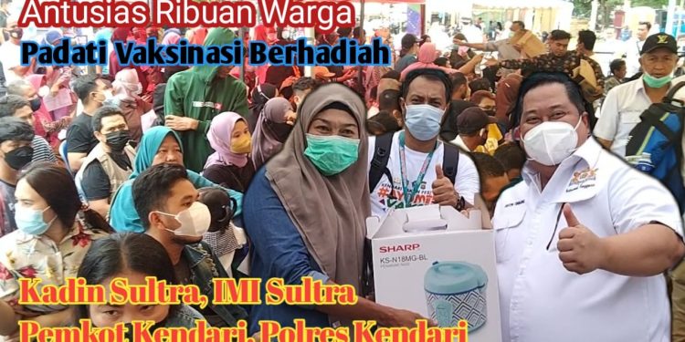 Ketgam: Ribuan warga yang didominasi mak-mak memadati area vaksinasi massal di Jalan Abdullah Silondae, Kelurahan Korumba, Kecamatan Mandonga, Kota Kendari, Sulawesi Tenggara (Sultra), Selasa (8/2/2022).