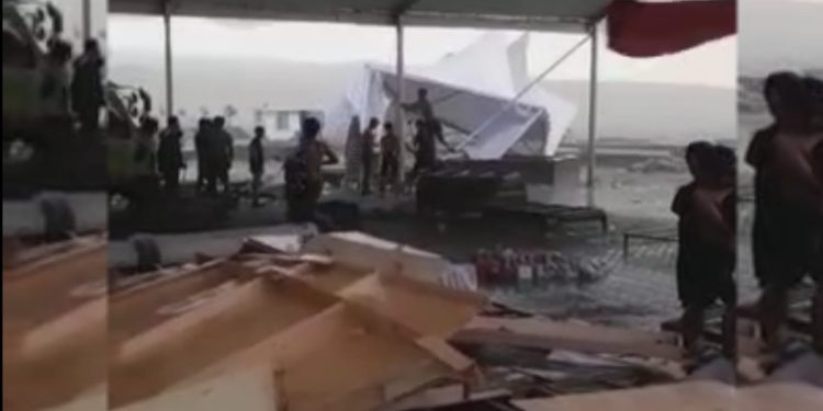 Ketgam: Potongan video yang memperlihatkan sejumlah tenda di pelataran Masjid Al-Alam Kendari ambruk akibat hujan deras disertai angin kencang. Rabu (9/2/2020).