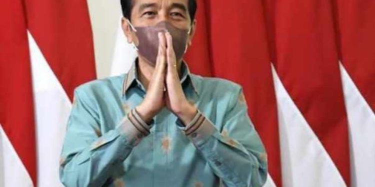 Ketgam: Presiden Joko Widodo mengenakan baju khas Muna atau dikenal Tenun Masalili. Foto: Ist