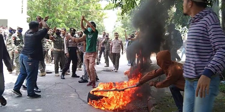 Ketgam: Demo tolak anak gubernur pimpin HIPMI Sultra berlangsung ricuh, Kamis (10/2/2022). Foto: Herlis Ode Mainuru
