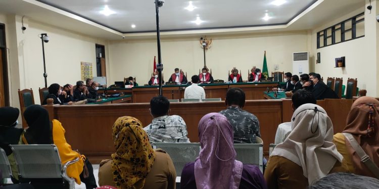 Ketgam: Majelis Hakim Pengadilan Tipikor Baruga Kendari yang dipimpin oleh I Nyoman Wiguna memvonis bebas Mantan Kabid Minerba ESDM Sultra, Yusmin, Senin (14/2/2022).