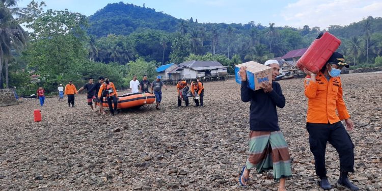 Ketgam: Tim KPP Kendari melakukan pencarian terhadap korban yang hilang di perairan Nii Tanasa dan Pulang Labengki. Foto: Ist
