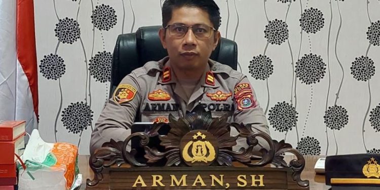 Ketgam: Kapolsek Tongkuno, IPTU Arman. Foto: Ist