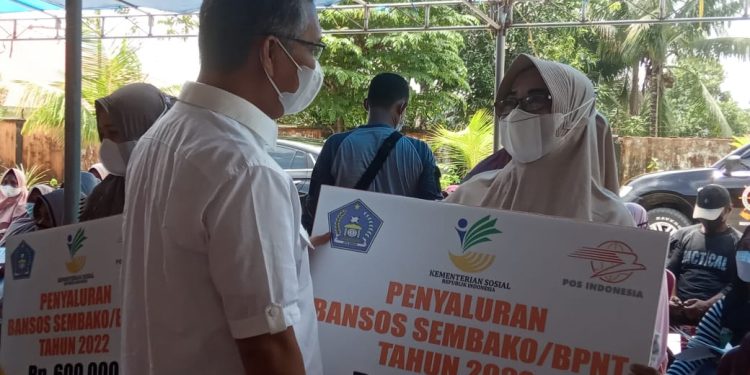 Ketgam : Penyerahkan secara simbolis Bansos BPNT kepada warga Kelurahan Anawai oleh Walikota Kendari, Sulkarnain Kadir.