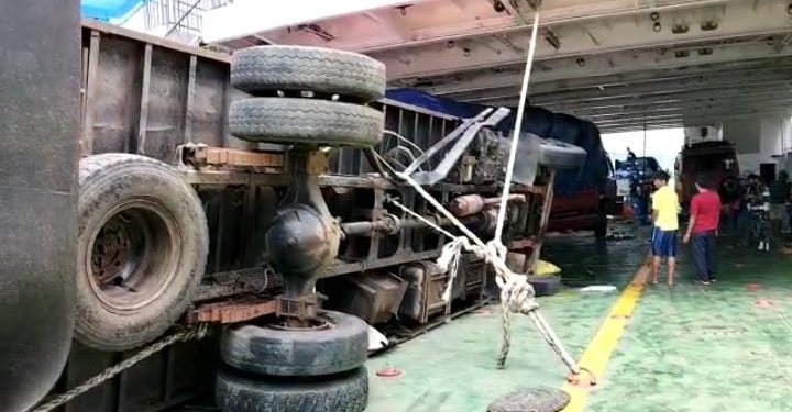 Ketgam: Kondisi truk terbalik dalam kapal KMP RAJA DI LAUT, Kabupaten Kolaka. Foto: Ist