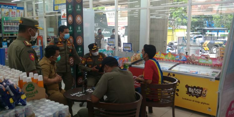 Ketgam: Personel Satpol PP Kota Kendari melakukan sidak di Indomaret Piere Tendean, Kelurahan Baruga. Foto: Ist