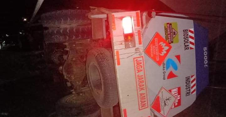 Ketgam: Kondisi truk bermuatan BBM terbalik di Konawe. Foto: Ist