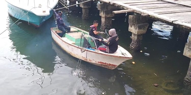 Ketgam: Kantor Kesyahbandaran dan Otoritas Pelabuhan (KSOP) Kelas IIA Kendari menggelar giat bersih-bersih pantai, Kamis (24/2/2022).