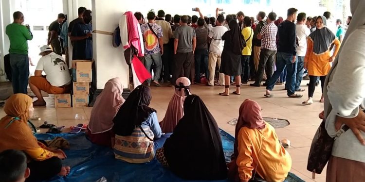 Ketgam: Suasana ratusan buruh yang menduduki Kantor DPRD Sultra. Foto: Tirtamedia.id