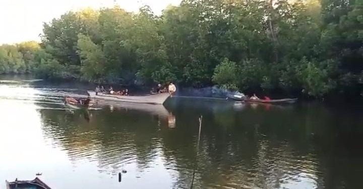 Ketgam: Warga mencari pria yang diterkam buaya di muara pantai di Muna. Foto: Ist