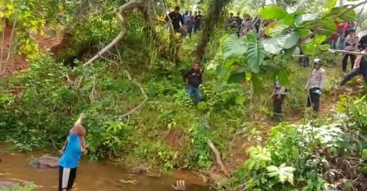 Ketgam: Puluhan emak-emak penolak tambang di Desa Sukarela Jaya, Kecamatan Wawonii, Kabupaten Konawe Kepulauan (Konkep) Sulawesi Tenggara (Sultra) melakukan pengadangan excavator, Selasa (1/3/2022).