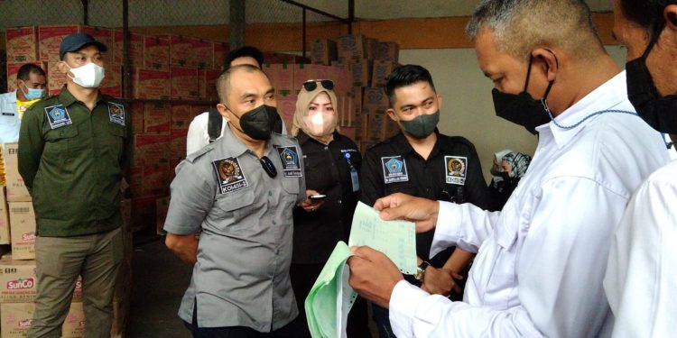 Ketgam: Ketua DPRD Kota Kendari saat melalukan sidak minyak goreng, Rabu (2/3/2022).