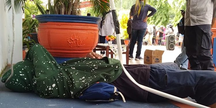 Ketgam: Seorang pria pingsan saat mengantri minyak goreng. Foto: Herlis