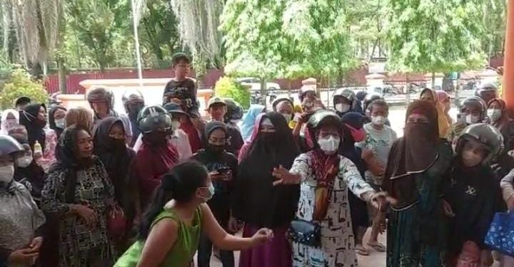 Ketgam: Emak-emak protes tidak kebagian minyak goreng murah, Jumat (4/3/2022).
