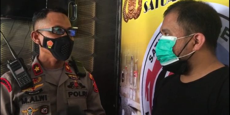 Ketgam: Oknum ASN di Dinas Perikanan Kota Kendari inisial SA diinterogasi polisi. Foto: Herlis