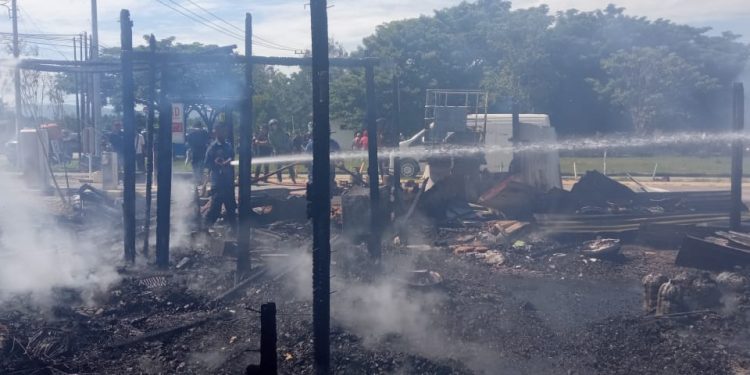 Ketgam: Gegara kompor gas meledak, tujuh kios yang terletak di Jalan Z. A. Sugianto, Kelurahan Lalolara, Kecamatan Kambu, Kota Kendari, Sulawesi Tenggara (Sultra) ludes dilalap si jago merah, Sabtu (12/3/2022).