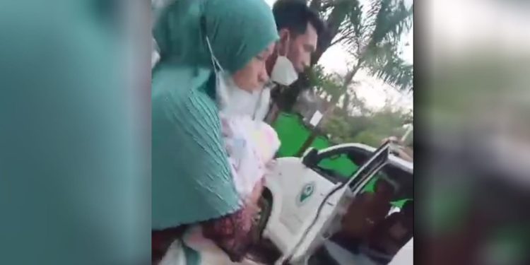 Ketgam: Keluarga korban saat mengendong bayi yang di rujuk dari Puskesmas Poasia ke RSUD Kota Kendari. Foto: Istimewa