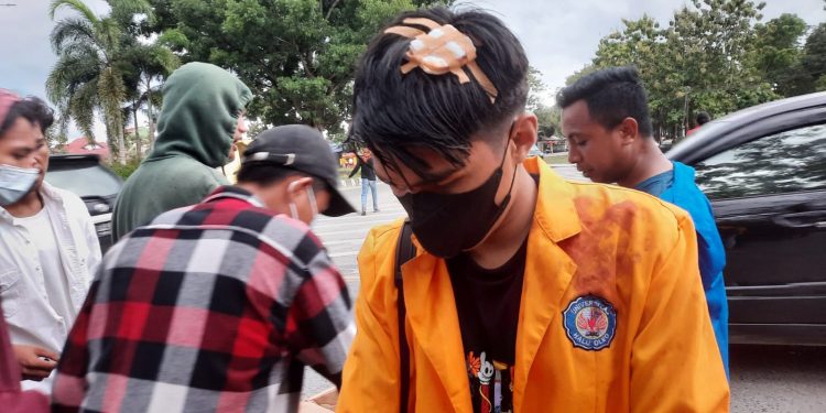 Ketgam: Ketua Badan Eksekutif Mahasiswa (BEM) Fakultas Kesehatan Masyarakat (Kesmas) bernama Aldian dilarikan ke  Puskesmas Poasia, usai demo penolakan PT Gema Kreasi Perdana (GKP) berakhir ricuh.