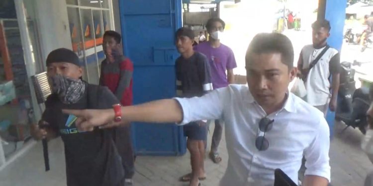 Ketgam : Anggota Komisi II DPRD Kota Kendari, Syaiffullah Usman saat melakukan Sidak di Toko Damai yang diduga telah melakukan penimbunan minyak goreng.