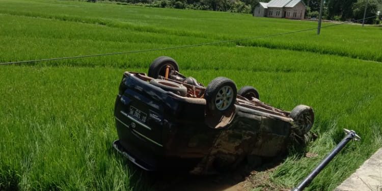 Ketgam: Sebuah mobil yang dikemudikan seorang wanita terjun bebas ke dalam sawah milik warga di Kecamatan Palangga Selatan, Kabupaten Konawe Selatan (Konsel) Sulawesi Tenggara (Sultra) Kamis, (17/3/2022).