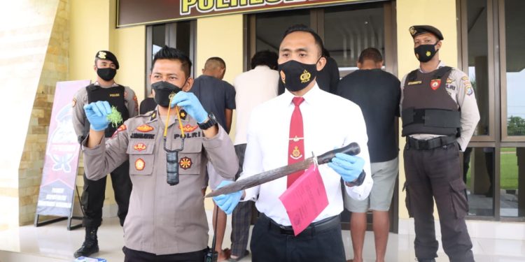 Ketgam: Barang bukti dan para pelaku penyerangan rental PS di Kendari. Foto: Istimewa