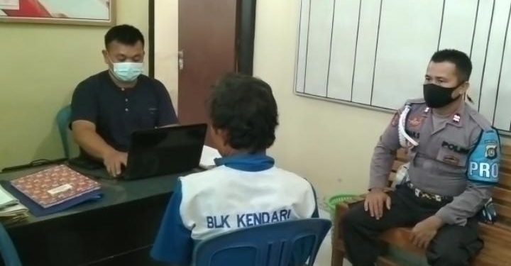 Ketgam: Pelaku pencabulan anak di Konawe diintrogasi polisi. Foto: Istimewa
