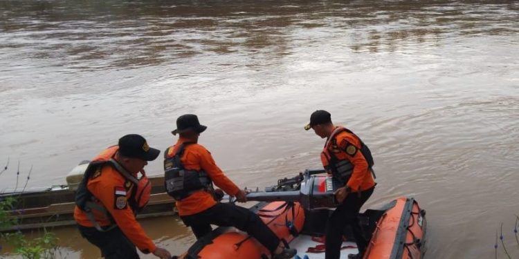 Ketgam : Tim SAR gabungan saat akan melakukan upaya pencarian H2 terhadap Korban yang dikabarkan hilang di Sungai Lasolo, Kabupaten Konawe Utara.