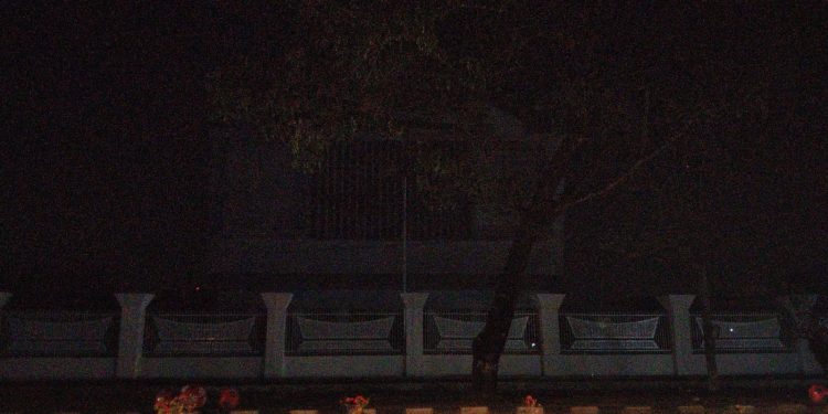 Ketgam: Suasana gedung perpustakaan internasional usai arus listril dicabut sementara. Foto: Herlis