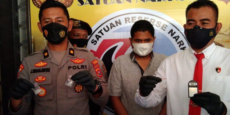 Ketgam: Kabag Ops Polresta Kendari, Kompol Jupen Simanjutak didampingi Kasat Narkoba Polresta Kendari, AKP Hamka. Foto: Herlis