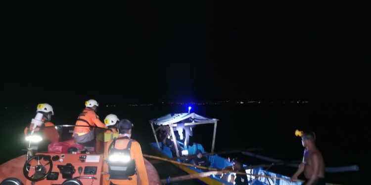 Ketgam : Proses Evakuasi terhadap enam orang nelayan asal Buteng, Oleh Tim gabungan SAR Pos Baubau