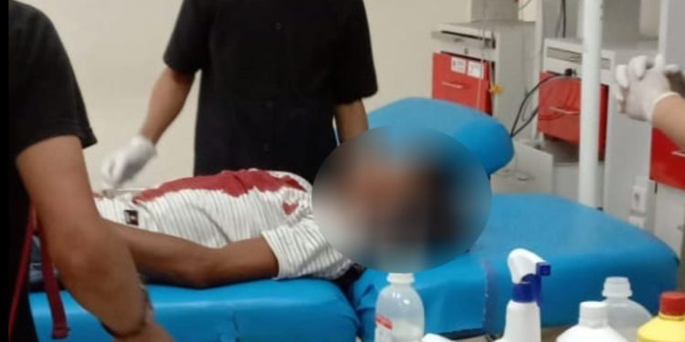 Ketgam: Korban penikaman dilarikan di RSUD Kendari. Foto: Istimewa