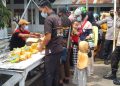 Jelang Ramadhan, Emak-emak di Kendari Berburu Sembako Murah