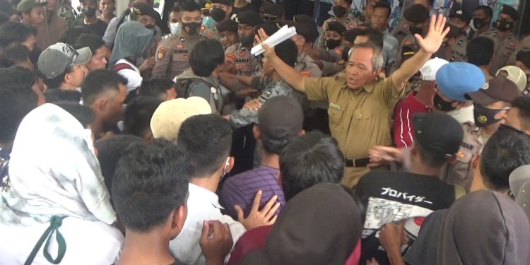 Ketgam: Suasana saat pendomo dan petugas terlibat saling dorong. Foto: Herlis