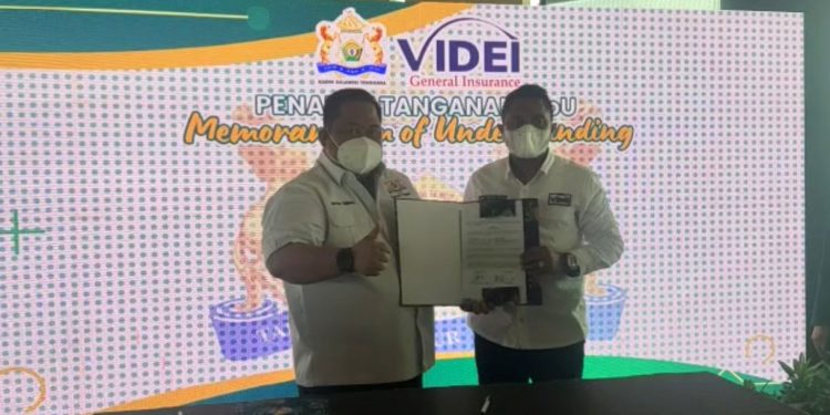 Ketgam: Kadin Sultra, Anton Timbang (kiri) dan Kepala Cabang PT Asuransi Umum Videi Sultra, Suriadi Khomaeni Hamdun (kanan). Foto: Istimewa