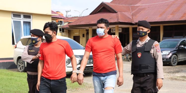 Ketgam: Dua kurir sabu yang diamankan Satresnarkoba Polresta Kendari. Foto: Istimewa