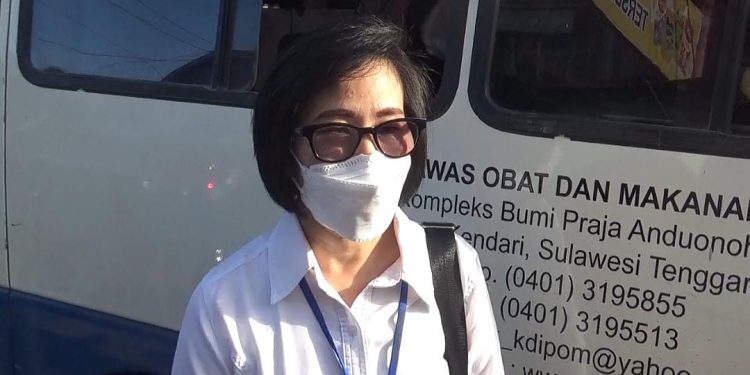 Ketgam : Koordinator Sub Pemeriksaan BPOM Kendari, Sienny.Ketgam : Pemeriksaan olahan jajanan buka puasa di Bundaran Mandonga, Oleh BPOM Kendari, Minggu 3 April 2022.