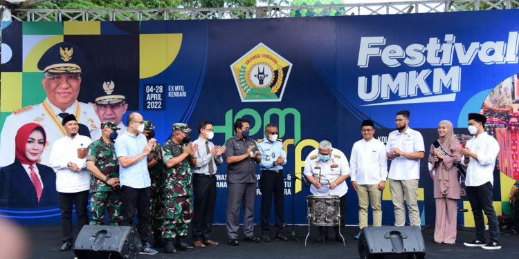 Ketgam : Gubernur Sultra Ali Mazi, saat membuka Festival UMKM di Pelataran Tugu Eks Mtq Kendari