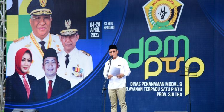 Ketgam : Kepala DPMPTSP Sultra, Parinringi, saat memberikan sambutan di kegiatan pembukaan Festival UMKM yang diselenggarakan di pelataran Tugu eks MTQ Kendari, Senin 4 April 2022.