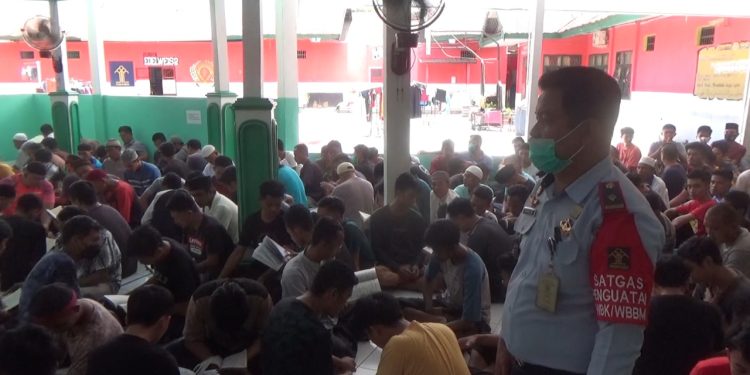 Ketgam : Ratusan Warga Binaan Rutan kelas IIA Kendari saat mengikuti pengajian di Masjid At Taubah, Rutan Kelas IIA Kendari, Rabu 6 April 2022.