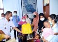 Peduli Stunting, TP PKK Kendari Serahkan Bantuan Paket Sembako di Kecamatan Kambu
