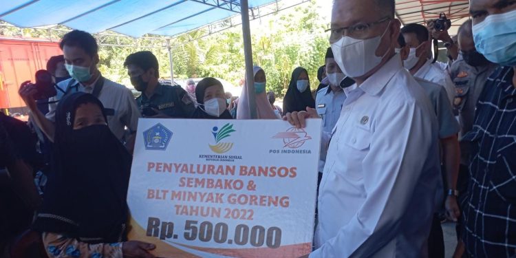 Ketgam : Wali Kota Kendari Sulkarnain Kadir secara simbolis menyerahkan Bansos kepada KPM di Kantor PT Pos Indonesia Cabang utama Kendari, Rabu 13 April 2022 .