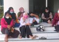 Emak-emak Antri Bantuan, Gendong Anak Hingga Tertidur di Kantor POS