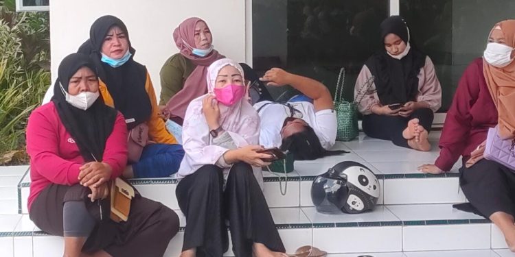 Ketgam: Sejumlah emak-emak yang menggendong anak dan tertidur di area Kantor Pos Kendari. Foto: Herlis