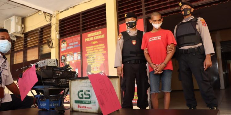 Ketgam: Pelaku pencurian alat-alat mobil angkutan kota diamankan Satreskrim Polresta Kendari. Foto: Istimewa