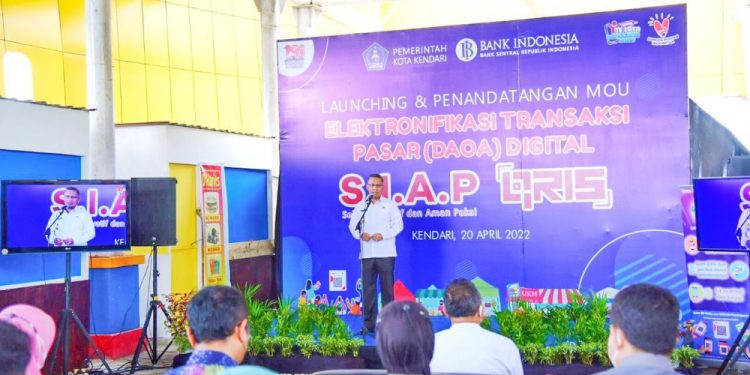 Ketgam : Wali Kota Kendari Sulkarnain Kadir saat memberikan sambutan dalam agenda launching dan penandatanganan MOU Elektronifikasi Transaksi Pasar (DAOA) Digital, Rabu 20 April 2022.
