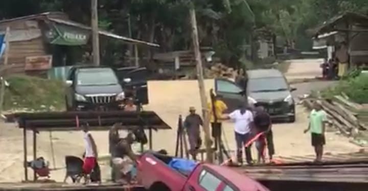 Ketgam: Mobil Hilux terjun ke sungai di Konawe. Foto: Istimewa