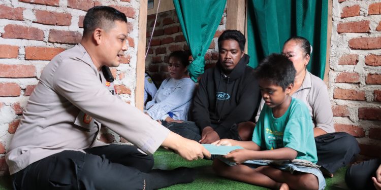 Ketgam: Kapolres Baubau, AKBP Erwin Pratomo mengunjungi korban penganiayaan. Foto: Istimewa