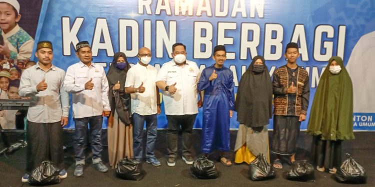Ketgam : Giat Ramadhan berbagi Kadin Sultra bersama Anak yatim di Pelataran Tugu eks MTQ Kendari, Sabtu 23 April 2022.
